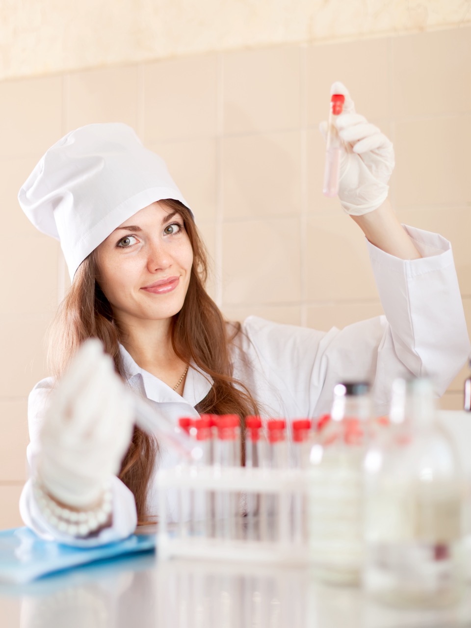 uczeń wykonujący eksperyment chemiczny