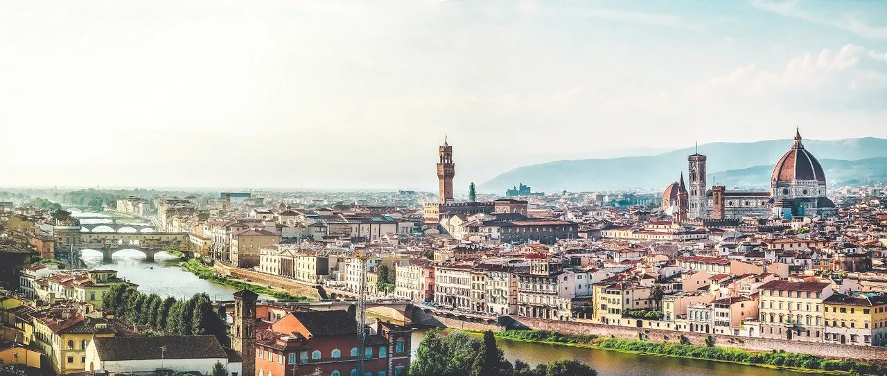 panorama zabytkowej Florencji z rzeką oraz kilkoma mostami