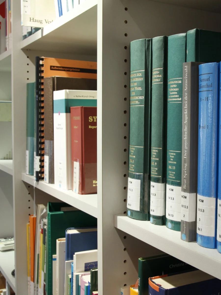 książki na półce w bibliotece