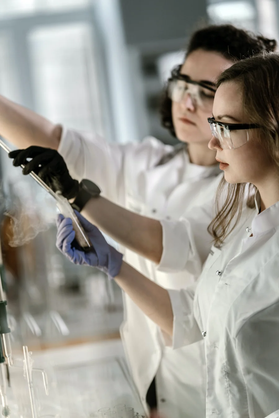 kobieta i mężczyzna w laboratorium