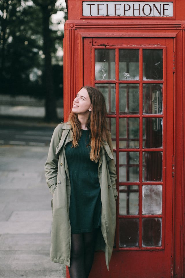studentka przy budce telefonicznej