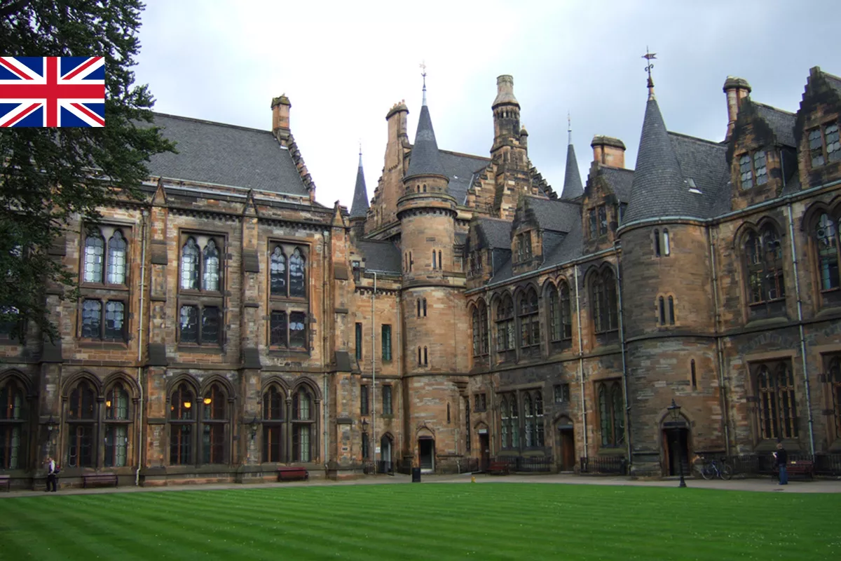 starodawny budynek uniwersytetu w Glasgow z wielkimi okiennicami
                                    