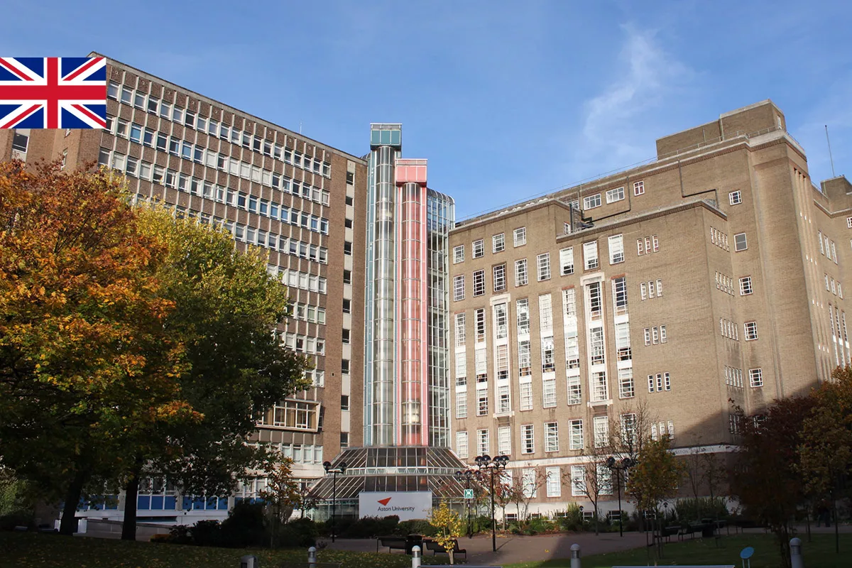 ogromny budynek uniwersytetu Aston w Birmingham
                                    